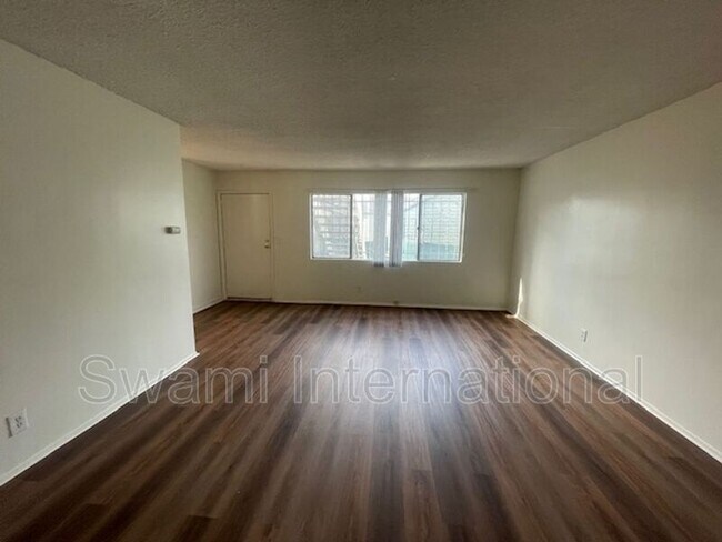 Building Photo - 1303 W 107th St