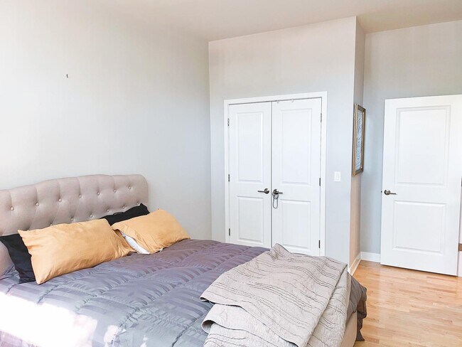 Building Photo - 6125 N Clark St