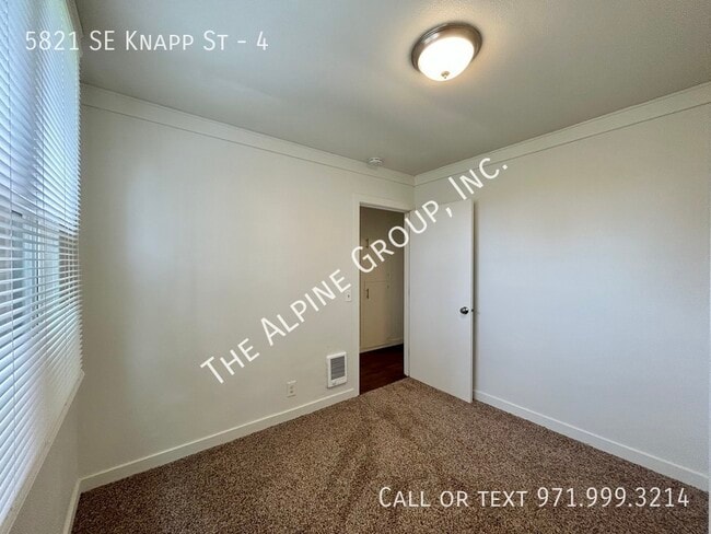 Building Photo - 5821 SE Knapp St
