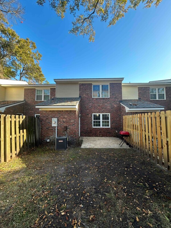 Building Photo - 1021 Hunters Trce