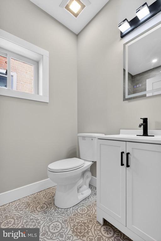 Building Photo - 34 W Sharpnack St