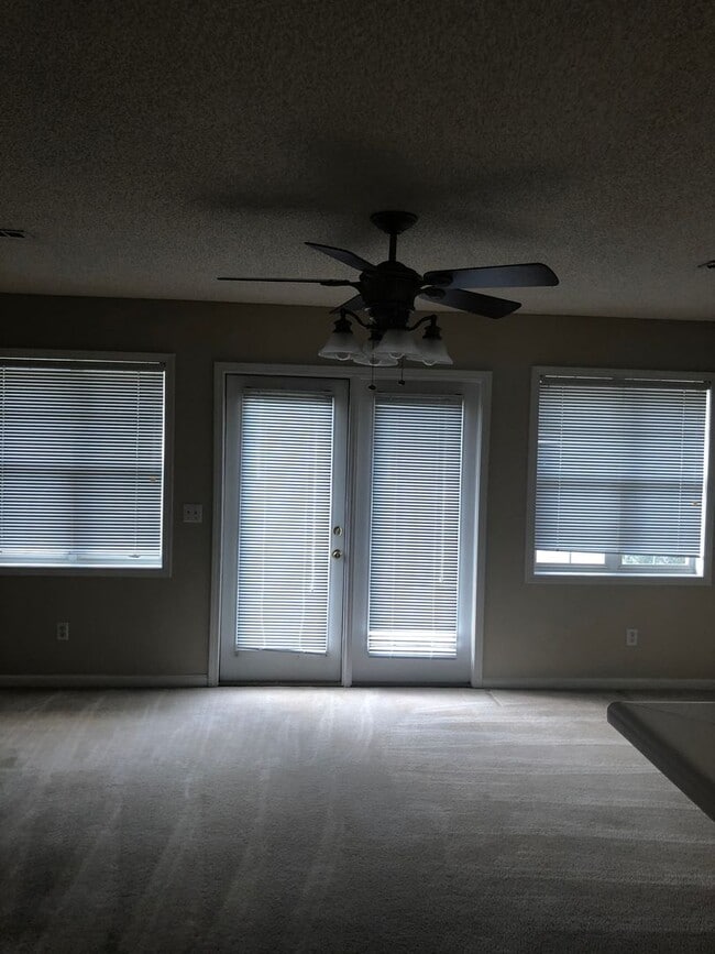 Building Photo - Foxhill Commons!!  NEW CARPET..