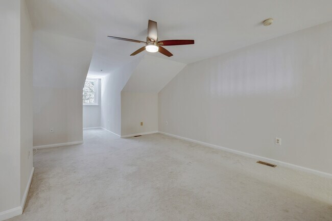 Building Photo - Top-Floor 3BD/3BA seconds to Downtown Crown!