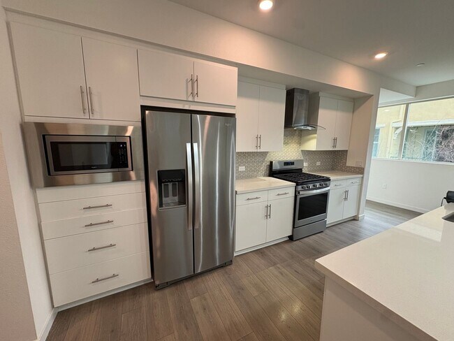 Building Photo - Modern 2bed/2bath Single Story Condo in the MIll