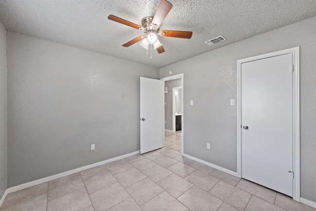 Building Photo - 580 Plaza Ct