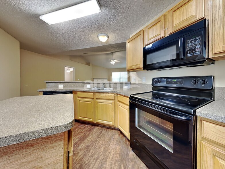 Building Photo - 1288 Summit Oaks Dr W