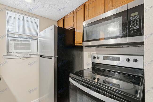 Building Photo - 9520 Royal Ln