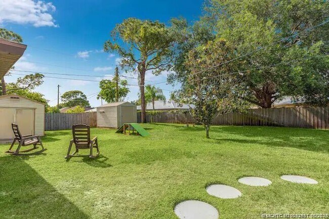 Building Photo - 2550 SE Calais St