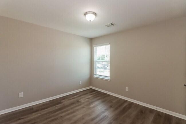 Building Photo - 3102 Same Way