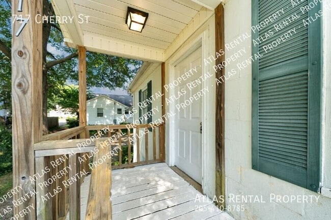 Building Photo - 717 Cherry St