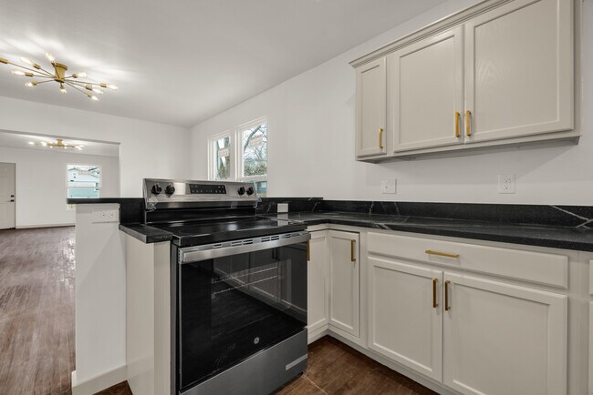 Building Photo - 1017 W Newton St