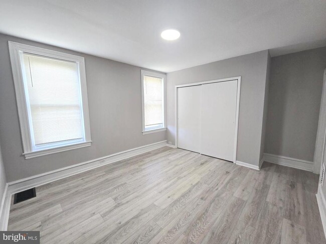 Building Photo - 5011 Larchwood Ave