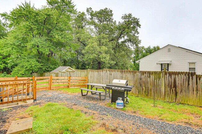 Building Photo - 6604 Oak St