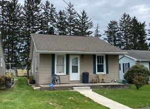 Building Photo - 1 bedroom and 1 bathroom single-family home
