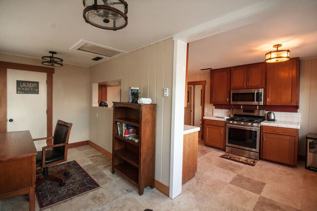 Building Photo - Zara's Cottage: Fully Furnished,  blocks t...