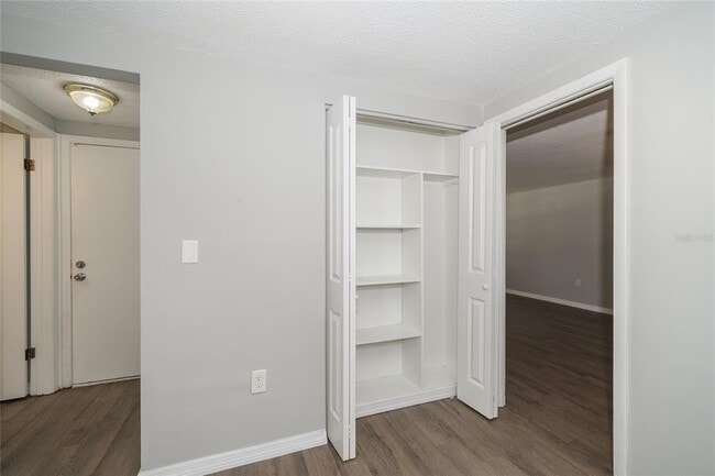 Building Photo - 7911 Foxwood Dr