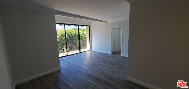 Building Photo - 827 2nd St