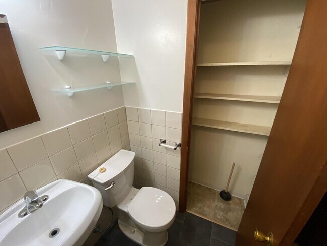 Building Photo - 1 Bed 1 Bath Historic Preserved Douglas Apartments in Desirable Lowry Hill Available Now!