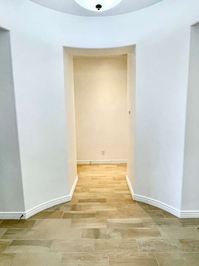 Building Photo - Gorgeous 3 Bed/2.5 Bath + Den Home In Chandler! Gated Community & Upgrades Throughout Home!