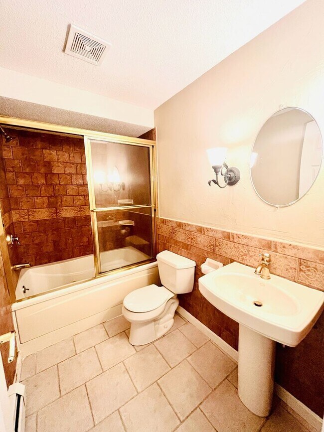 Building Photo - Two Bed, Two Full Bath Condo in Portsmouth...