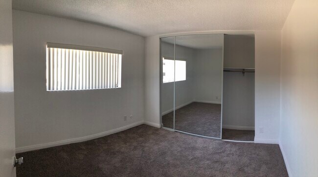 Building Photo - 3337 S Durango Ave