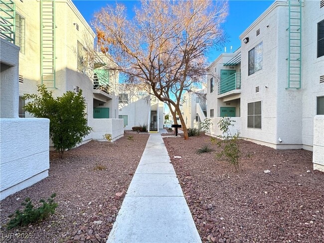 Building Photo - 7100 W Pirates Cove Rd