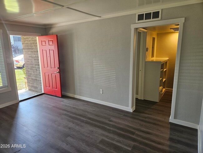 Building Photo - 324 W Pasadena Ave