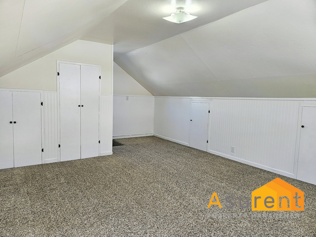 Building Photo - One Bedroom Carriage House with modern upd...