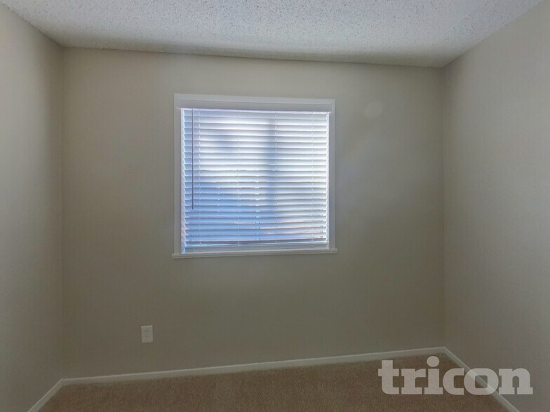 Building Photo - 1013 W Anderson Dr