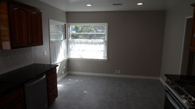 Building Photo - Old Towne Orange Single-Story 2BR, 1BA w/ ...