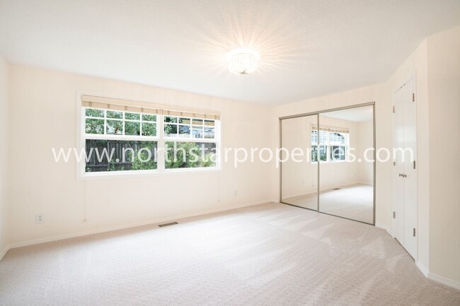 Building Photo - Impeccable Multnomah Village Bungalow
