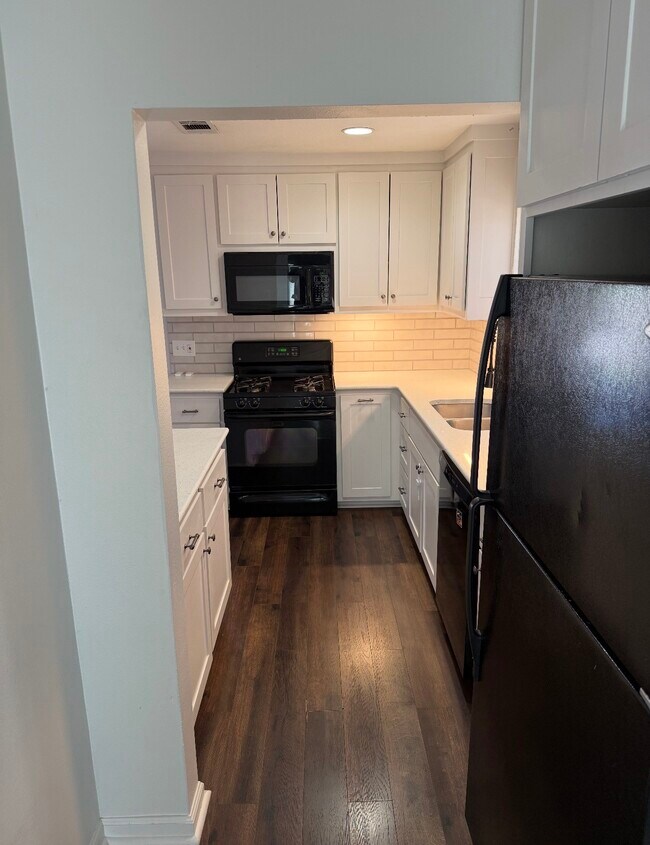 Building Photo - 1406 Kirwin St