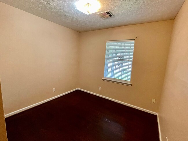 Building Photo - Three bedroom two bath close to the Northe...