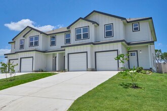 Building Photo - Hunters Ranch Beauty! 3 Bedrooms 2 1/2 Bath Townhome