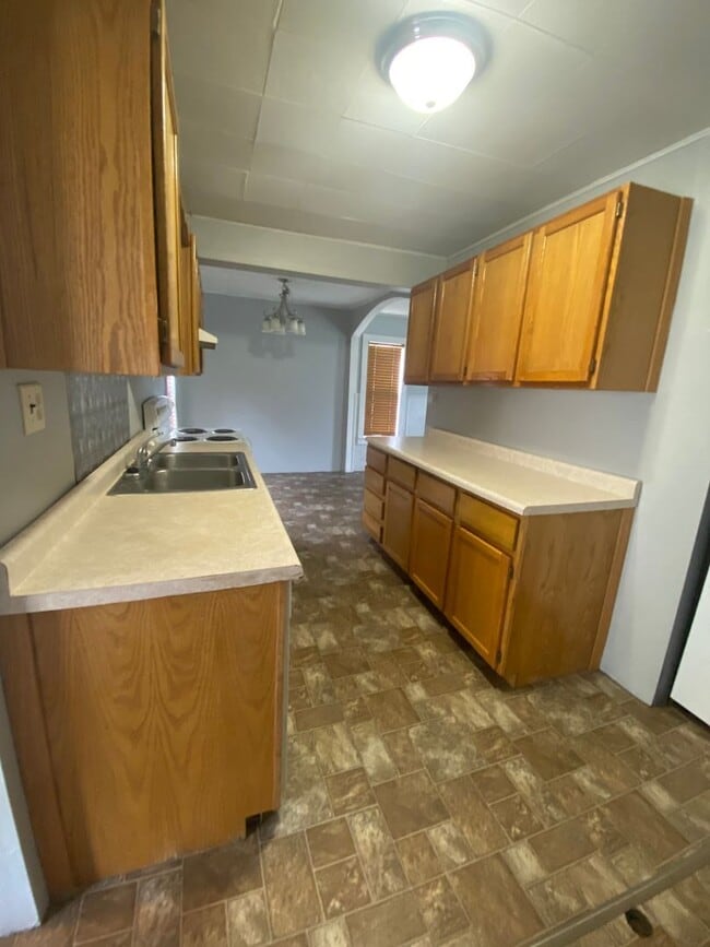 Building Photo - 3 Bed 1 Bath with Double Stall Garage