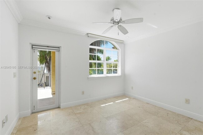Building Photo - 592 Fernwood Rd