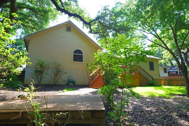 Building Photo - Gorgeous Home in the Coveted Greenshire Subdivision - Realtor Commission: $400