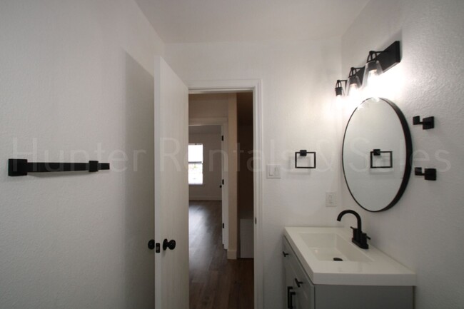 Building Photo - Experience Modern Living