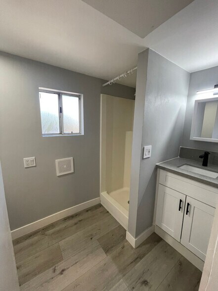 Building Photo - 214 Spruce St