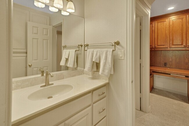 Building Photo - 10111 Bluffview Cir