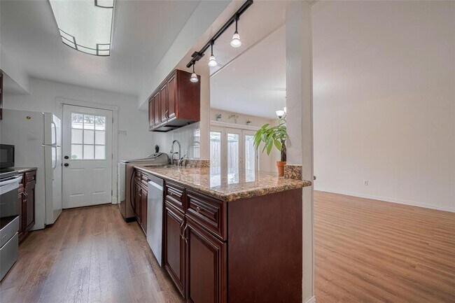 Building Photo - 13040 Trail Hollow Dr