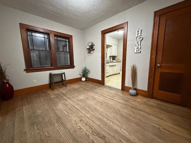 Building Photo - 2 bed, 1 bath home for rent in Waterloo