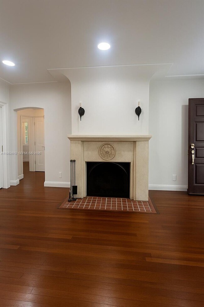 Building Photo - 1900 Tigertail Ave