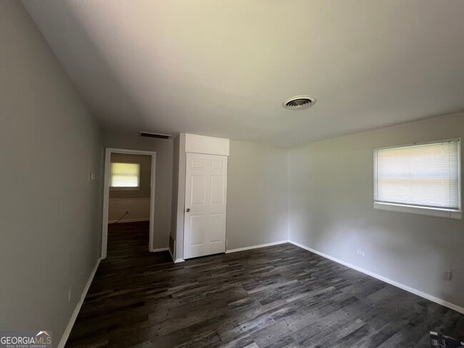 Building Photo - 129 Pineview Dr