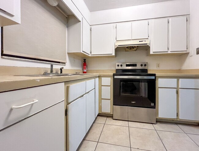 Building Photo - Spacious 2/1 in Sugarfoot Area - Fenced in...