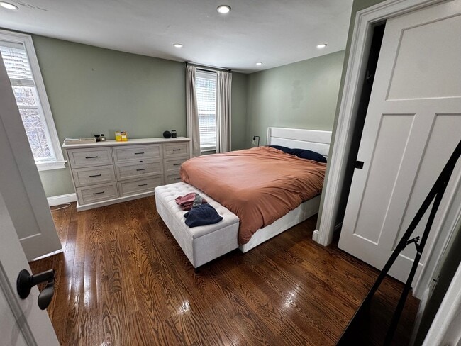 Building Photo - 1 bed 1.5 bath with roof deck, no undergrads, central air, W/D in unit