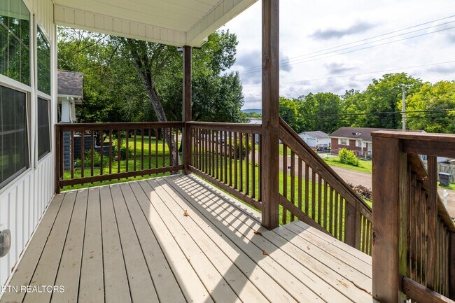 Building Photo - 619 Midlake Dr NE