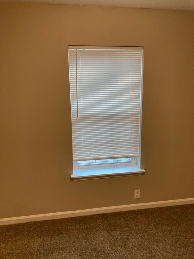 Building Photo - Affordable End Townhouse - Ready to Move In!