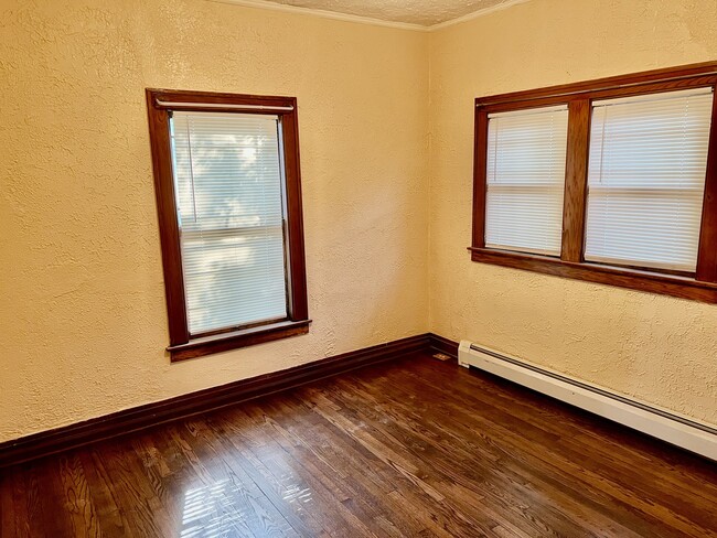 Building Photo - 1701 Victoria Ave
