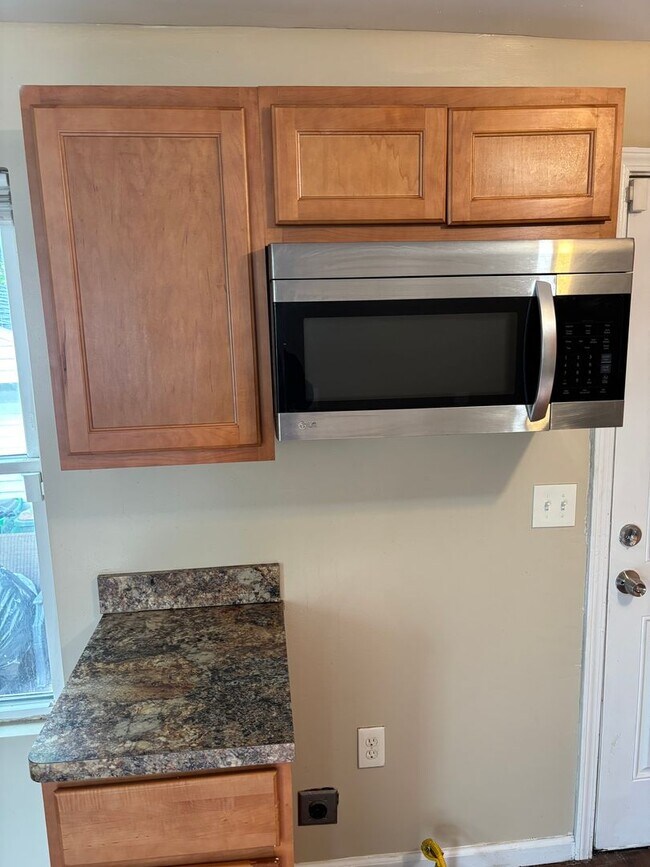 Building Photo - Euclid 2 Bedroom